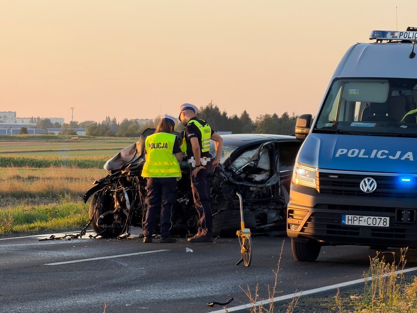 22-latka zginęła w koszmarnym wypadku na DK91 pod Piotrkowem w Longinówce. 19-latek w Infiniti wyprzedzał kilka pojazdów i zderzył się czołowo z Audi. Droga całkowicie zablokowana