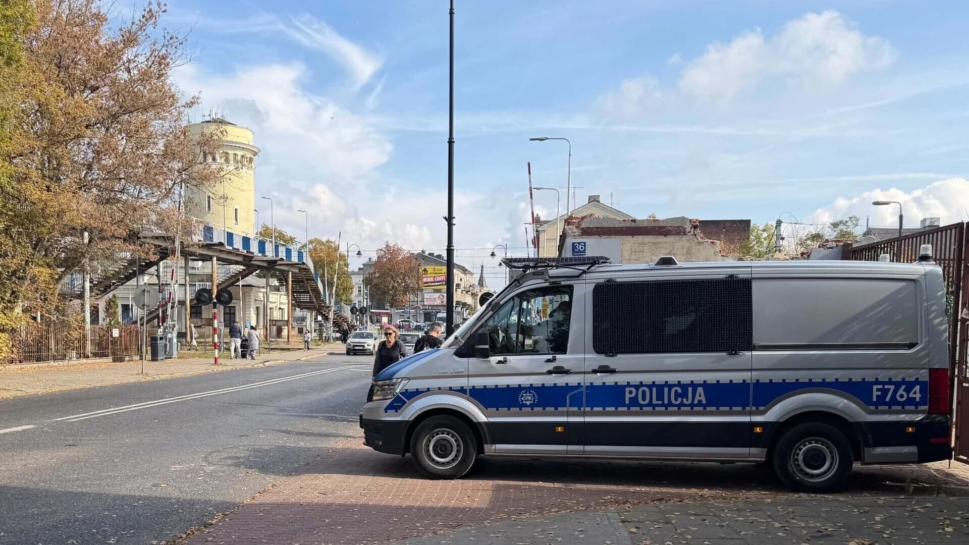 Policja kontroluje kierowców przy przejeździe kolejowym na ul. Słowackiego w Piotrkowie