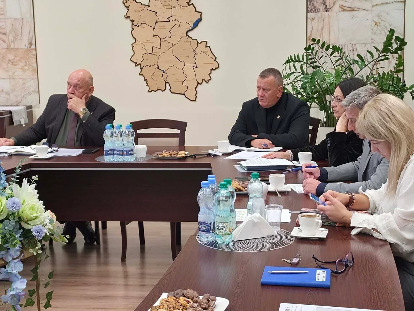 Bezpieczeństwo szkół tematem wideokonferencji z udziałem powiatu piotrkowskiego