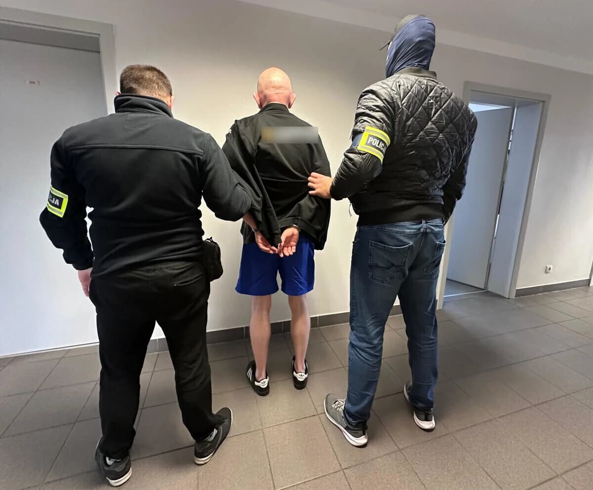 Fałszywy policjant na parkingu przy ul. Łódzkiej w Piotrkowie. 49-latek usłyszał zarzut